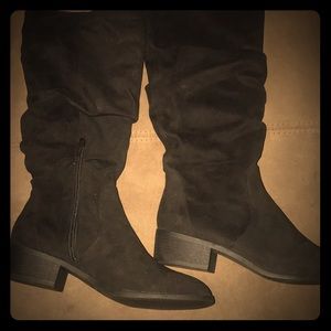 Suede calf boots with half zipper.